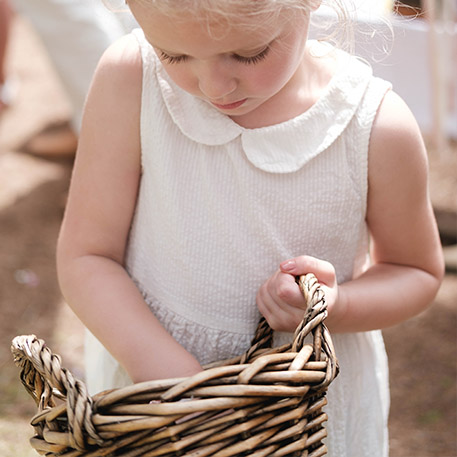 Hochzeitsfotos Bamberg Blumenkind mit Korb