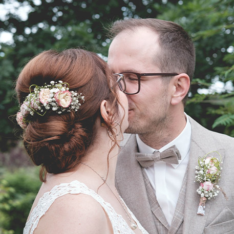 Hochzeitsfotos Bamberg Brautpaar küsst sich