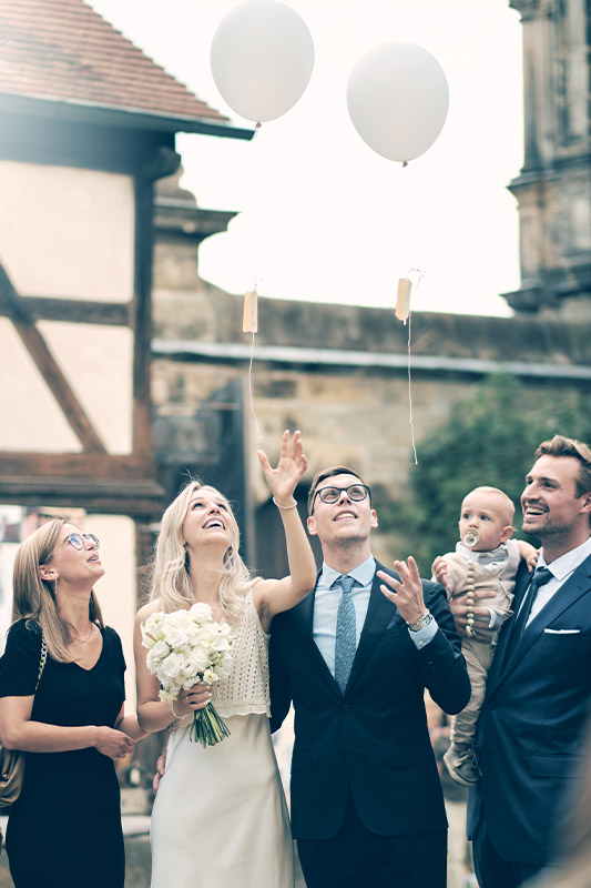 Hochzeitsfotos Bamberg Brautpaar lässt Ballons steigen