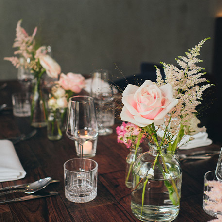 Hochzeitsfotos Bamberg Hochzeitstisch mit Blumen