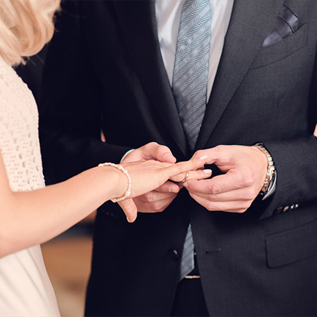 Hochzeitsfotos Bamberg Paar steckt sich die Ringe an