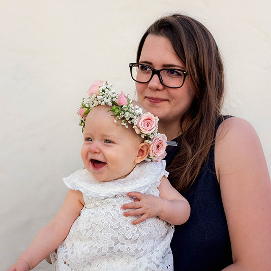 Familienfotos Bamberg Authentisches Familienfoto mit Baby auf dem Arm