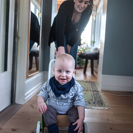 Familienfotos Bamberg Baby im Puppenwagen