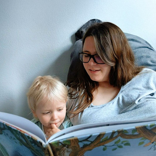 Familienfotos Bamberg Mutter liest Baby vor