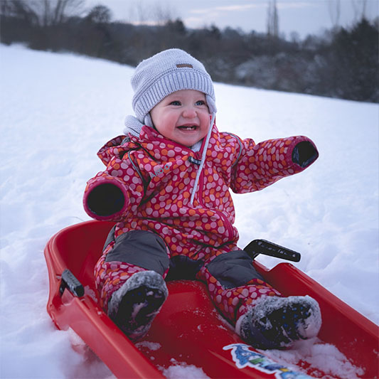 Familienfotos Bamberg Familienfotos Bamberg - Baby fährt Schlitten
