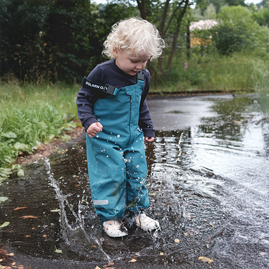 Familienfotos Bamberg Kind springt in Pfütze